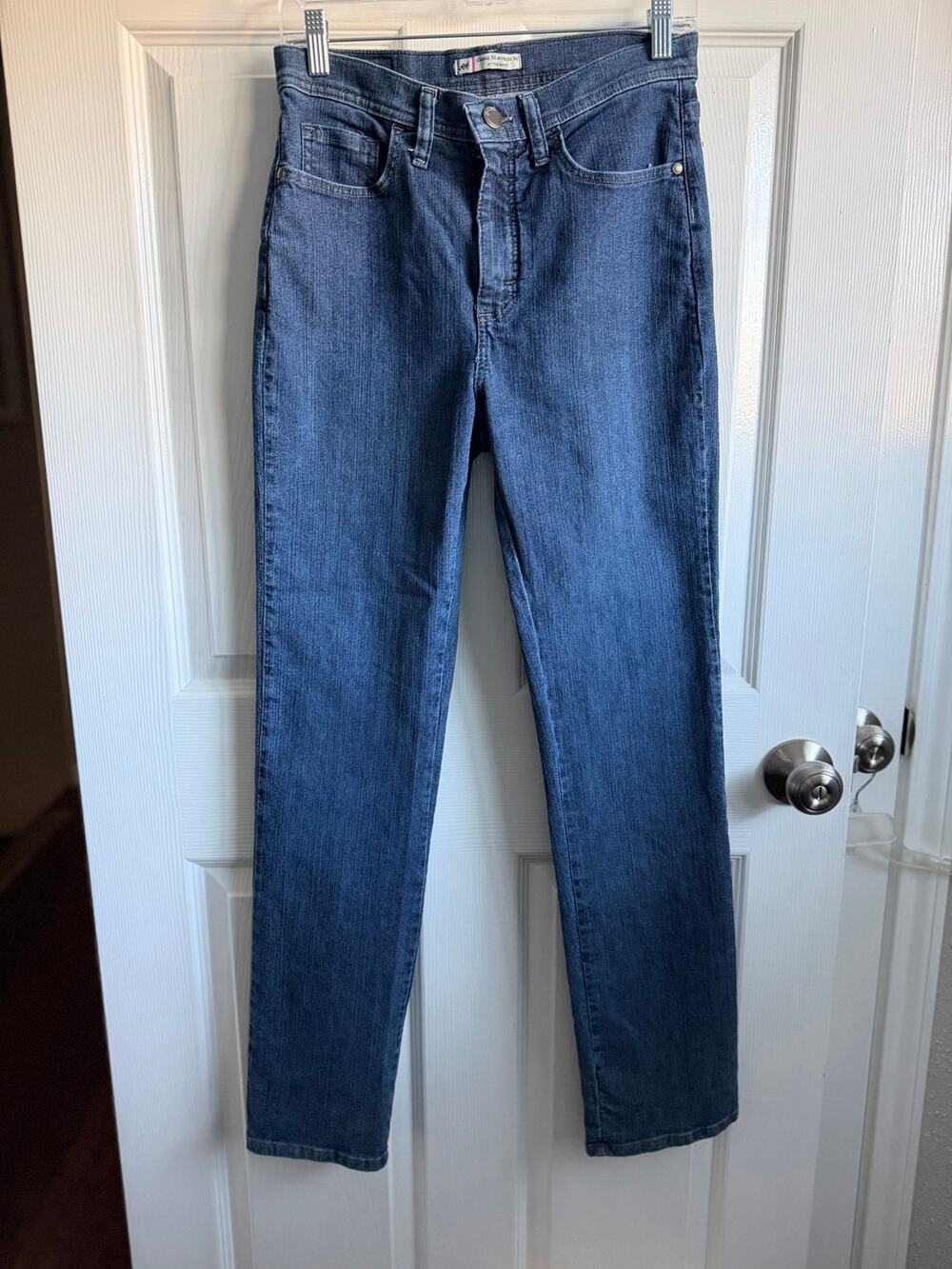 Lee Classic Fit Straight Leg Jeans Womens 6 Medium At Waist Denim 32 Inseam
